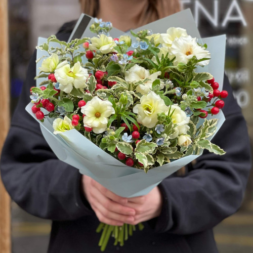 Цікавий букет з ранункулюсом Butterfly «Лісова ягідка»