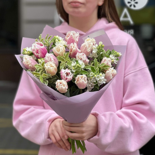 Ніжний букет з цікавими тюльпанами «Пухнасті квіточки»