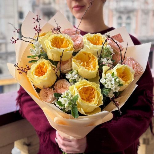 Трендова троянда Antonia у букеті «Пристрасть Cонця»