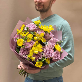 Контрастний пишний букет з яскравими ранункулюсами «Ранкові метелики»