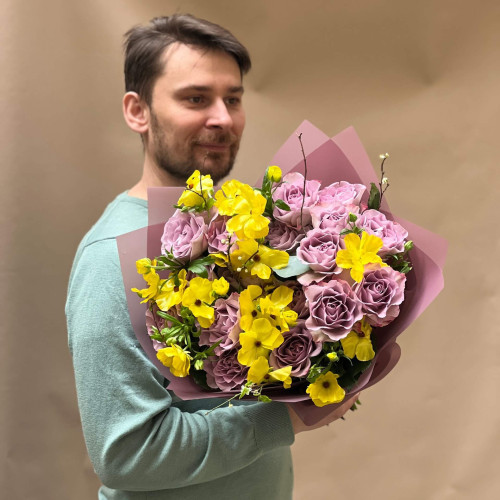 Контрастний пишний букет з яскравими ранункулюсами «Ранкові метелики»