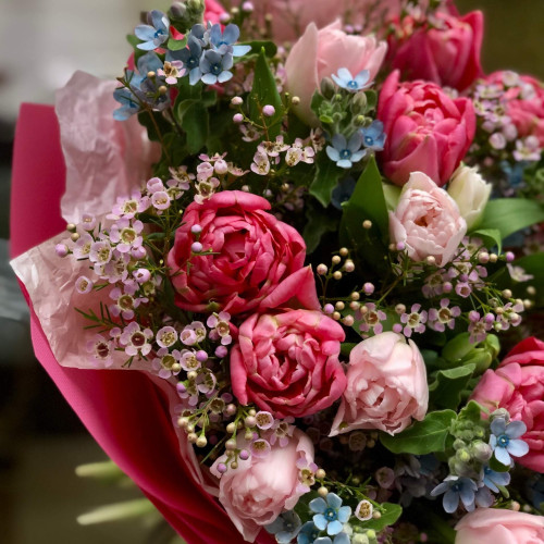 Неймовірно милий весняний букет «Синьоока Барбі»