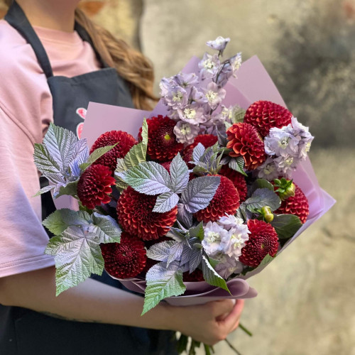 Контрастний яскравий букет «Аметист та рубін»