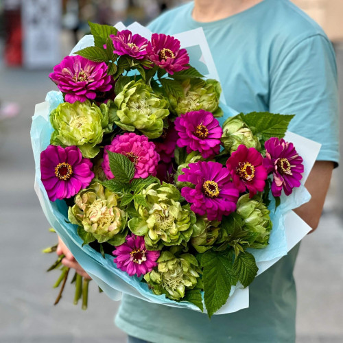 Contrasting bouquet with unusual roses «Emerald Shine»