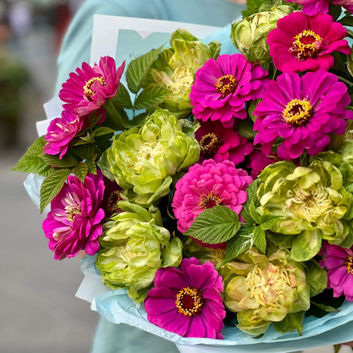Contrasting bouquet with unusual roses «Emerald Shine»