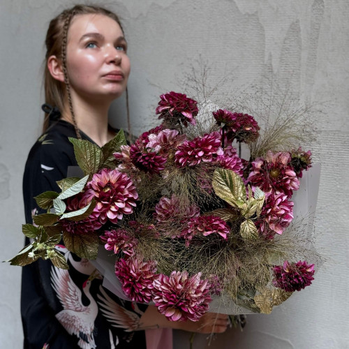 Серпневий букет із преміальних жоржин «Ожинове золото»