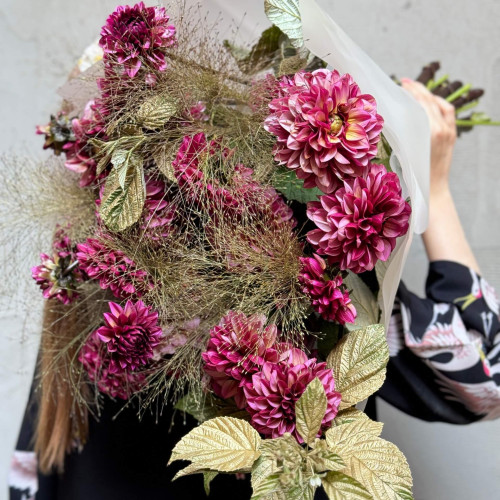 Серпневий букет із преміальних жоржин «Ожинове золото»