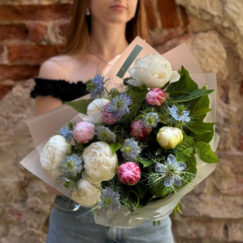 Delicate lacy bouquet «Garden Greeting»