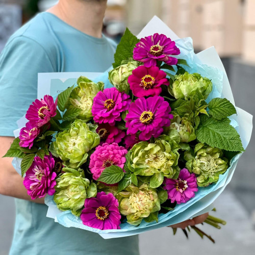 Contrasting bouquet with unusual roses «Emerald Shine»