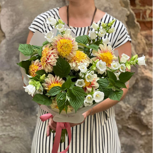 Светлый букет с георгинами «Мелодия лета»