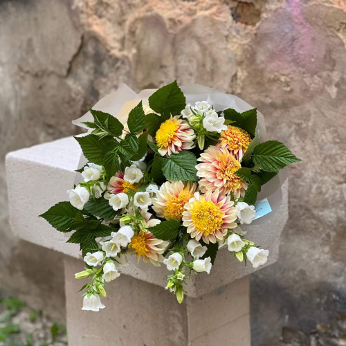 Светлый букет с георгинами «Мелодия лета»