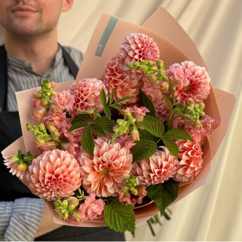 Букет с георгинами и антирринумом «Персиковое наслаждение»