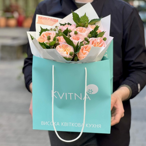 Літній букет з піоновидними трояндами Juliet та рубусом «Яскрава ягідка»