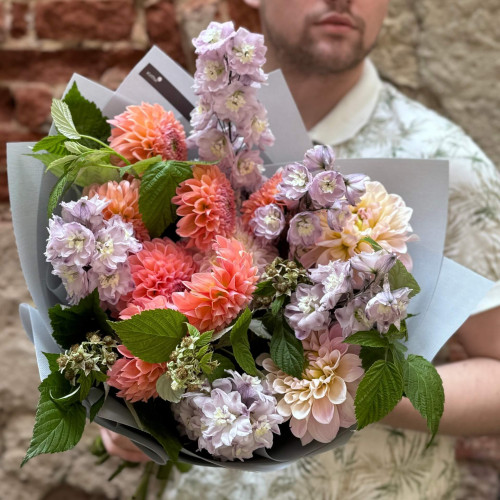 Пухкенький букет в помаранчево-бузкових тонах «Серпневий вечір»