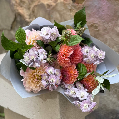 Пухкенький букет в помаранчево-бузкових тонах «Серпневий вечір»