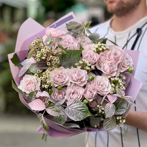 Фиолетовый букет с пионовидными розами «Фиалковый туман»