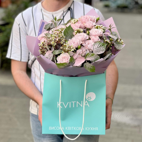 Фиолетовый букет с пионовидными розами «Фиалковый туман»