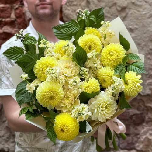 Радостный букет из георгин и маттиолы «Сливочное солнце»