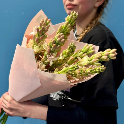 Весенний букет из душистой туберозы «Яркие ароматы весны»