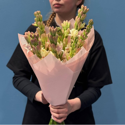 Весенний букет из душистой туберозы «Яркие ароматы весны»
