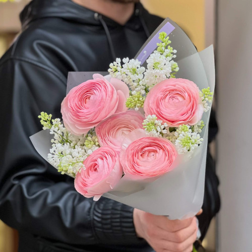 Ніжно-рожевий букет із заворожуючих ранункулюсів та тендітного бузку «Привіт, кохана!»