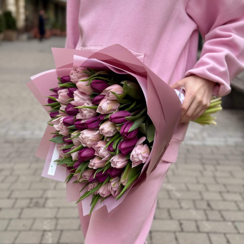Мікс з 51 класичного та піоновидного тюльпана у букеті «Львівський туман»