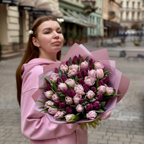 Мікс з 51 класичного та піоновидного тюльпана у букеті «Львівський туман»