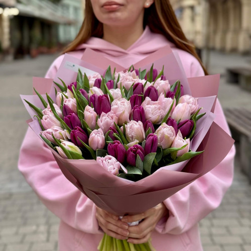 Мікс з 51 класичного та піоновидного тюльпана у букеті «Львівський туман»