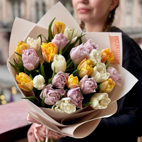 25 пионовидных тюльпанов в букете «Лавандовый рассвет»