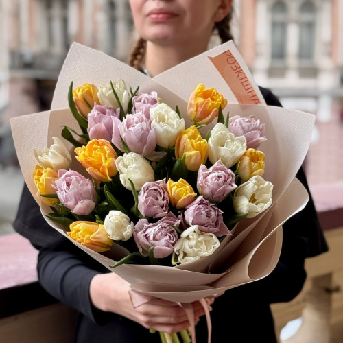 25 пионовидных тюльпанов в букете «Лавандовый рассвет»