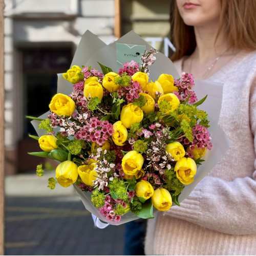 25 сонячних півонієвидних тюльпанів у букеті «Перше сонечко»