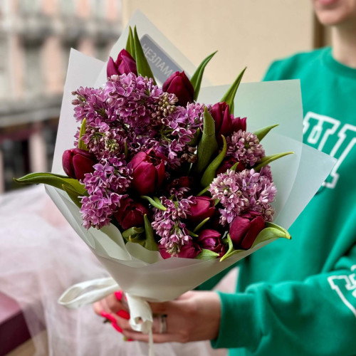 Весняний букет з бузку та тюльпанів «Фіолетова весна»