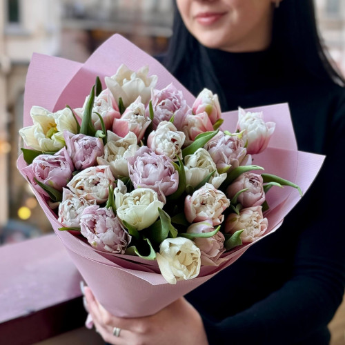 Нежное трио премиальных пионовидных тюльпанов в букете «Весенняя пастель»