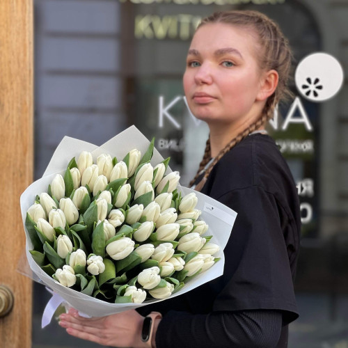 51 классический тюльпан в букете «Белые зори»