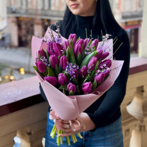 Класичні насичені тюльпани із запашною геністою у букеті «Аромат весняного вечора»