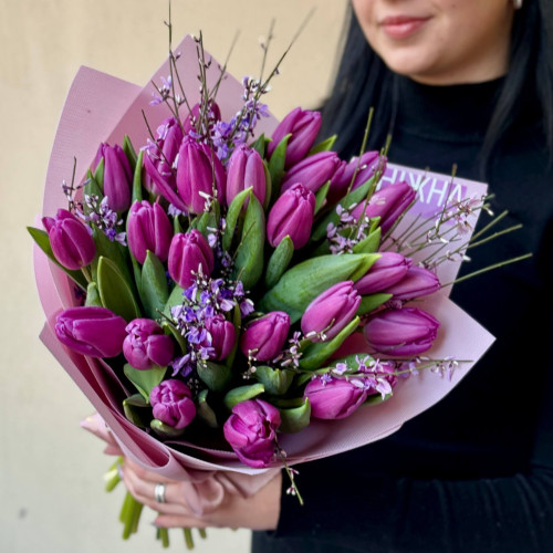 Классические насыщенные тюльпаны с душистой генистой в букете «Аромат весеннего вечера»