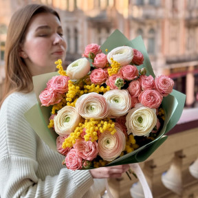 Пухнастий весняний букет з мімозою та ранункулюсами «Повернись в Сорренто»