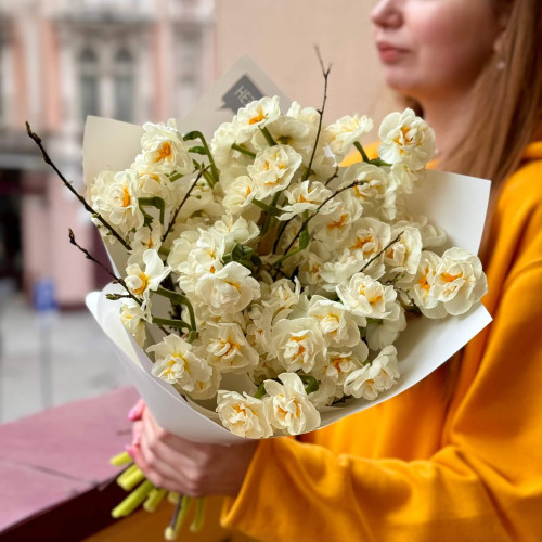 Букет з нарцисів та прунусу «Ароматна веснянка»