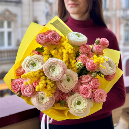 Пушистый весенний букет с мимозой и ранункулюсами «Вернись в Сорренто»