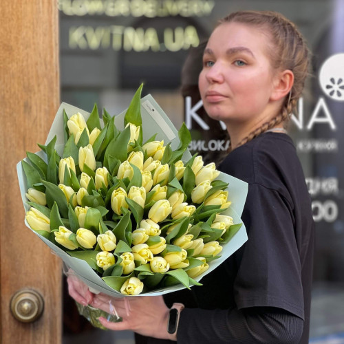 51 класичний тюльпан у букеті «Лимонне небо»