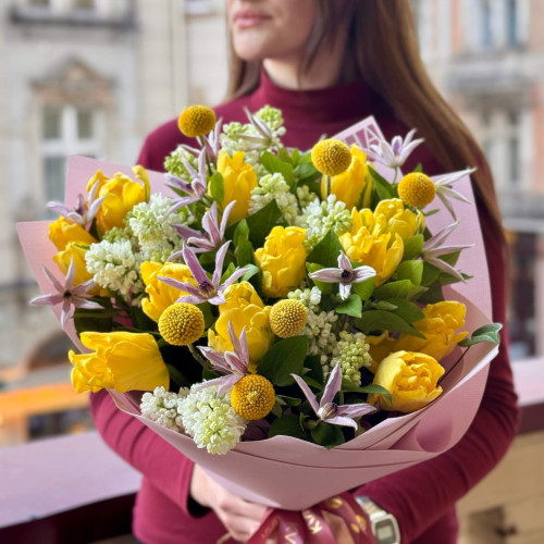 Сяючий весняний букет з бузком, тюльпанами та клематісом «Зорі навесні»