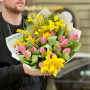 15 тюльпанов с мимозой в букете «Ароматное утро»