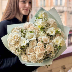 Ніжний кремовий букет з фрезією «Ванільний шарм»