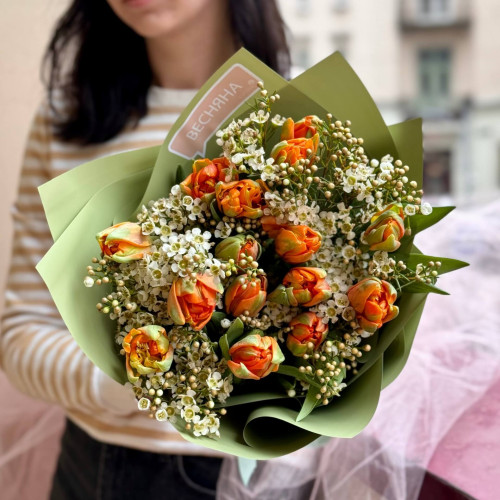 Помаранчевий букет із тюльпанів та хамелаціуму «Морквʼяна весна»