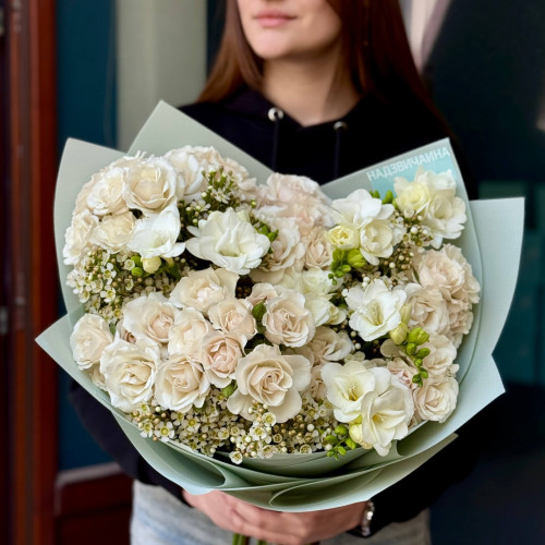 Нежный кремовый букет с фрезией «Ванильный шарм»