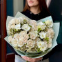 Нежный кремовый букет с фрезией «Ванильный шарм»