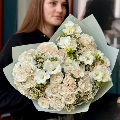Нежный кремовый букет с фрезией «Ванильный шарм»