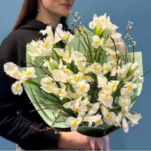 Весняний тендітний букет із ірисів «Крихка перлинка»