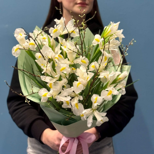 Весняний тендітний букет із ірисів «Крихка перлинка»