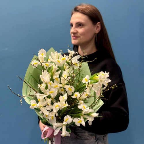 Весняний тендітний букет із ірисів «Крихка перлинка»